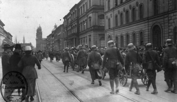 Bild 030: Einmarsch gegenrevolutionärer Soldaten in München [Bundesarchiv]